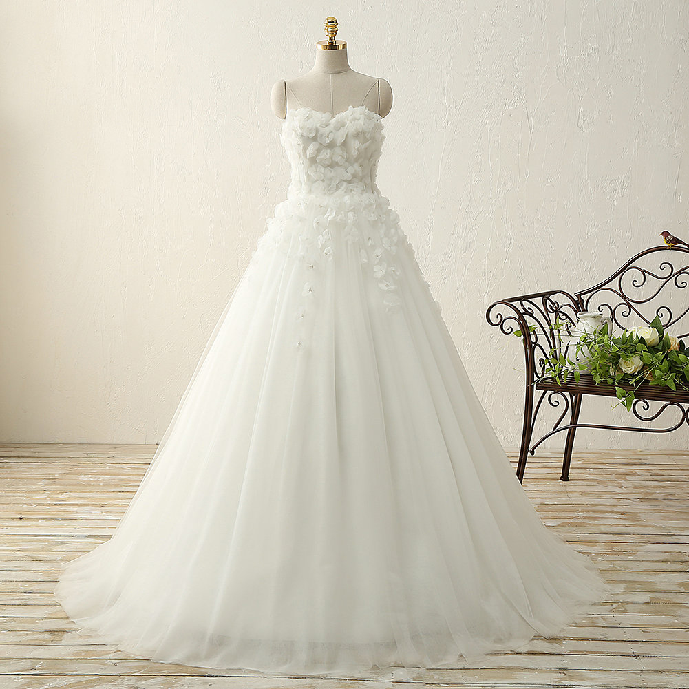 Strapless Sweetheart Tulle Wedding Dress With Decorative Handmade Flowers